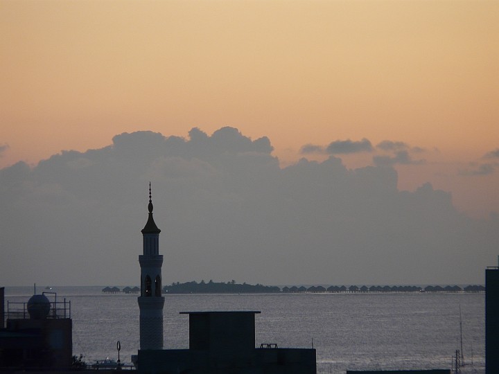 Ein Minarett und eine Nachbarinsel in der Abenddämmerung