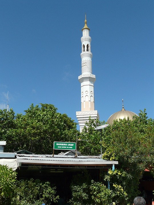 Eine der 21 Moscheen Males befindet sich bei den kleinen Bistros unweit des Hafens an der Südwestecke der Insel