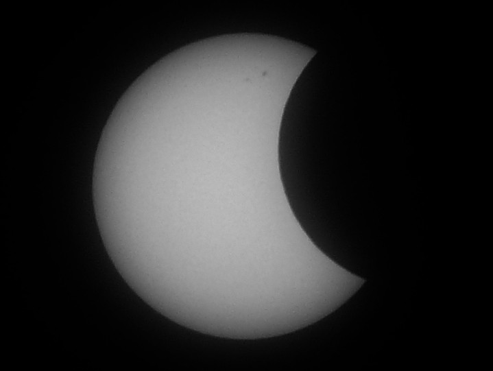 Ein leicht bearbeiteter Ausschnitt in Originalgröße zeigt deutlich di egroße Sonnenfleckgruppe mit der Nummer 1040