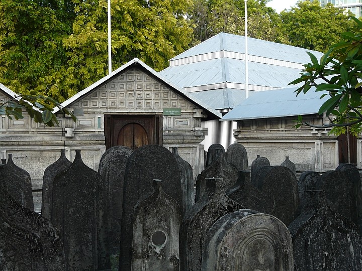 Die historische Freitagsmoschee ist von einem Friedhof umgeben, der auch einige Mausoleen beherbergt