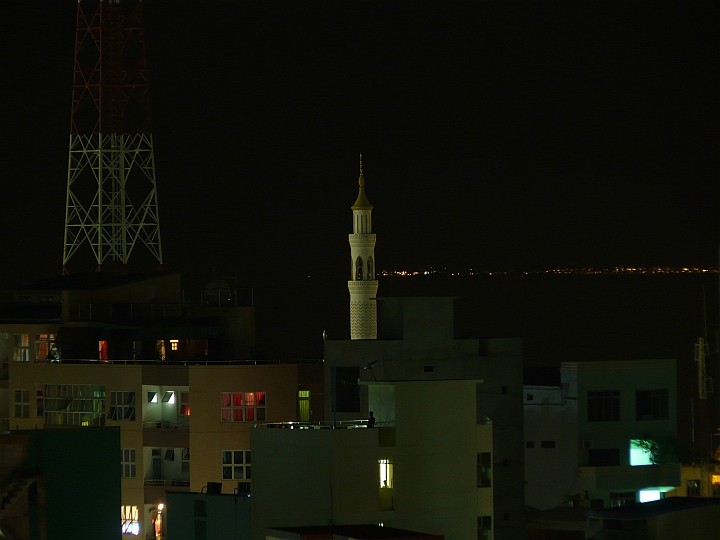 Blick vom Balkon des Dachrestaurants auf das Minarett der Moschee an der Südwestecke der Insel