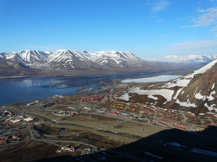 Blick über Longyearbyen ins Adventdal